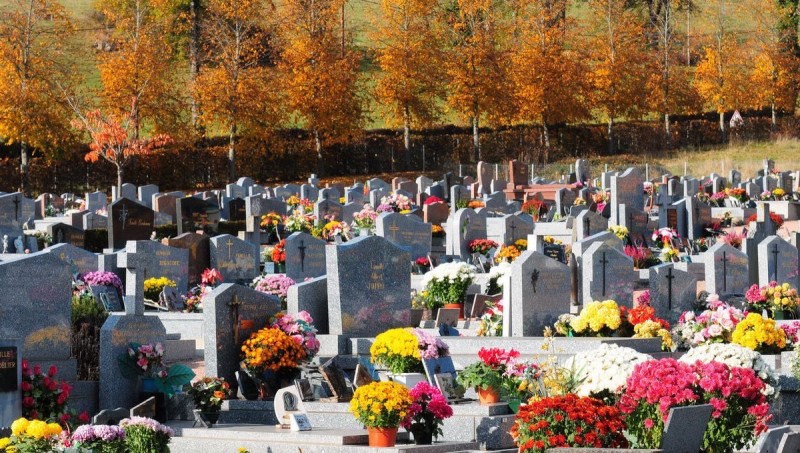 Pose de monuments funéraires au cimetière des Vaudrans à Marseille
